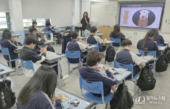 지난해 7월 당곡중학교에서 진행된 미래형 전기자동차 제작 교육 프로그램