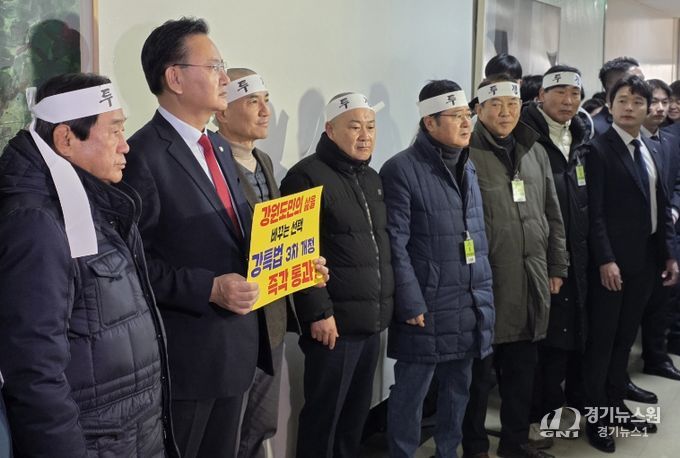 국회 천막농성 이틀 째, 오전 9시 50분, 법안심사소위원회 회의실 앞 찾아