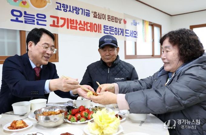 지난 10일 강진읍 발산마을경로당에서 식사중인 어르신들의 모습