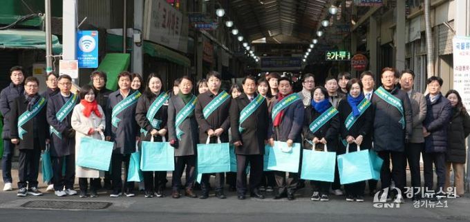 안동시의회, 설맞이 전통시장 장보기 행사 실시