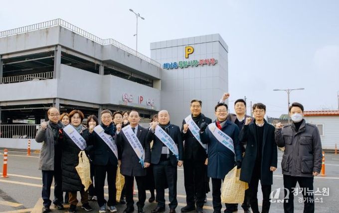 해남군의회, 설맞이 전통시장 장보기와 사회복지시설 위문