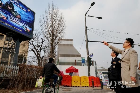 오언석 도봉구청장(오른쪽)이 구정 홍보 전광판을 가리키고 있다