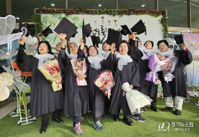지난 12일 개최된 초등·중학 학력 인정 문해교육 졸업식에 참여한 학력 인정자 12명