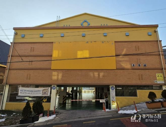 성남동중학교 체육관 주차장 입구 모습