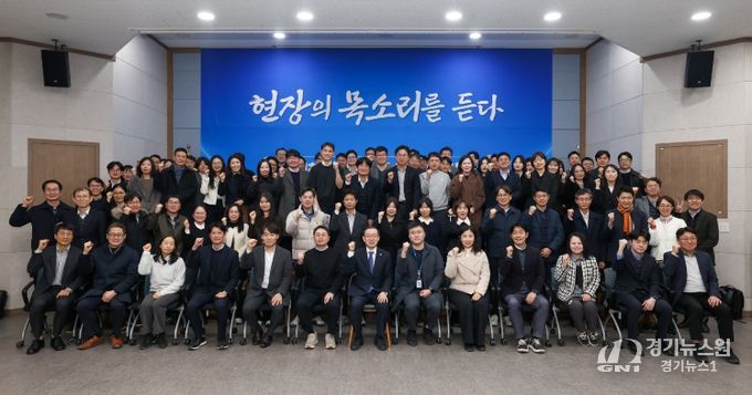 이명구 관세청장(앞줄 가운데)이 23일 정부대전청사에서 열린 ‘관세청 혁신 공감 타운홀 미팅’을 마친 뒤 기념 촬영하고 있다