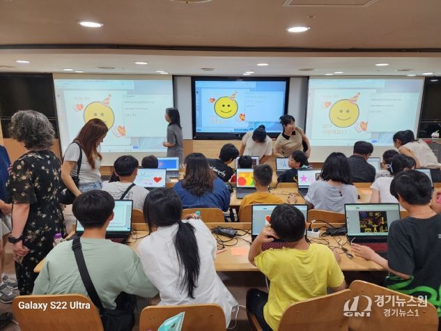 성장스쿨 진로체험 한성대 디지털 크리에이터 수업을 진행하는 모습