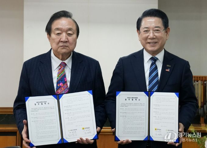 김영록 전라남도지사가 25일 대한민국헌정회에서 정대철 대한민국헌정회 장과 생태계 교란 유해어종 퇴치를 위한 업무협약을 하고 있다.