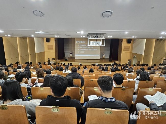 울산 지역 현장체험학습 담당자들이 25일 본청 대강당에서 '현장 체험학습 안전 관리 강화 방안' 연수를 듣고있다.