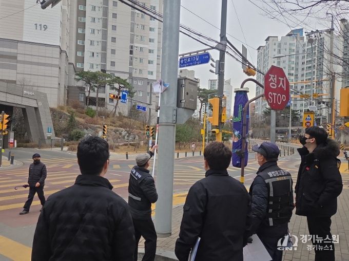 강북경찰서 합동 단속·불법 현수막 등 금지 광고물 중점 정비
