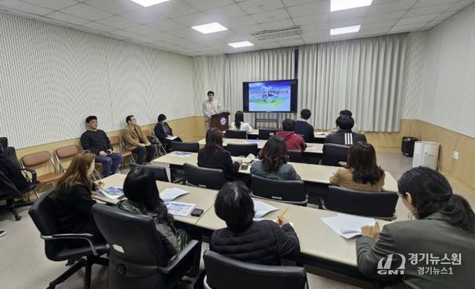 스마트도시 실무자들이 26일 도시정보센터 회의실에서 ‘AI 데이터 플랫폼’ 교육을 듣고 있다.