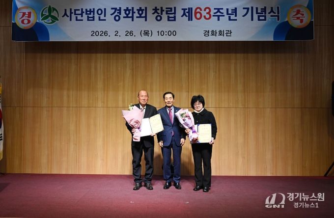 1. 성낙인 군수가 표창장을 받은 분들과 기념촬영을 하고 있다.