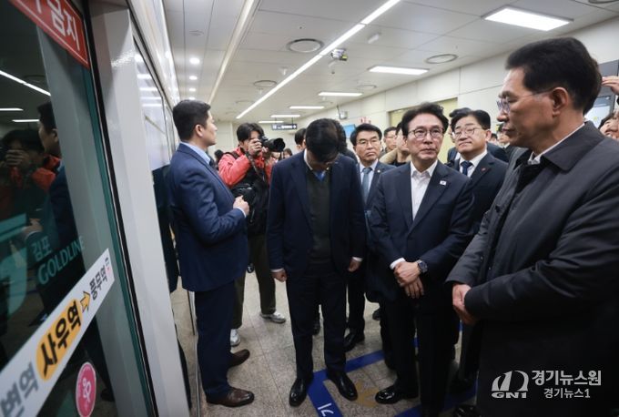 김민석 국무총리가 27일 경기도 김포시 사우역에서 김포 골드라인 열차를 타고 승객 과밀 상황을 점검하고 있다.