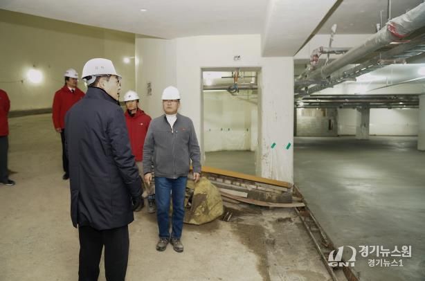 삼청제1공영주차장 공사 현장을 방문한 정문헌 구청장의 모습(2024년 12월)