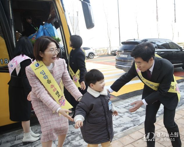 김대중교육감이 유아들을 맞이하고 있다.