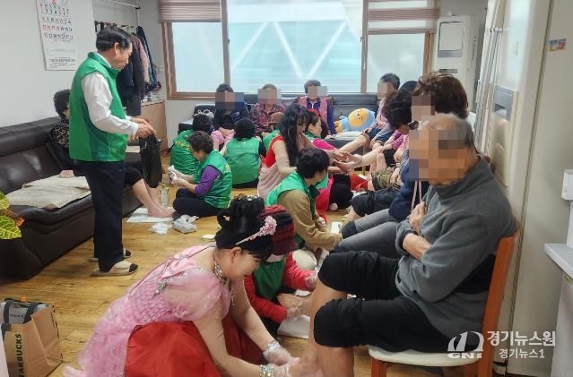 수원시 장안구 송죽동 새마을부녀회, 발마사지 봉사와 음악 공연 선사