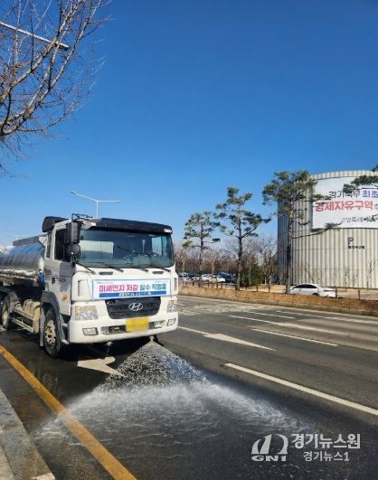 미세먼지 살수차 운행 모습.