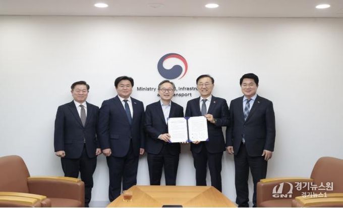 유성훈 금천구청장(사진 가운데)이 박준희 관악구청장(왼쪽 다섯번째), 박승원 광명시장(왼쪽 첫번째), 임병택 시흥시장(왼쪽 두번째)과 함께 김윤덕 국토교통부 장관(왼쪽 네번째)을 만나 ‘신천~신림선 제5차 국가철도망 구축계획 반영 및 조기 추진 촉구 공동건의문’을 전달하고 기념 촬영을 하고 있다.