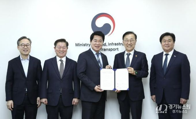 관악구 등 4개 지자체장이 국토부를 방문해 신천신림선 국가철도망 구축계획 반영을 위한 공동건의문을 전달했다(가운데 박준희 관악구청장)