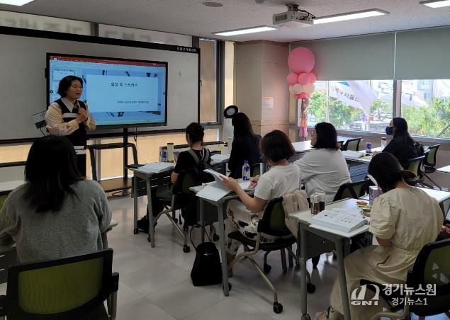 도봉구 지역 내 결혼이주여성들이 다문화상담사 양성과정 교육을 듣고 있다.