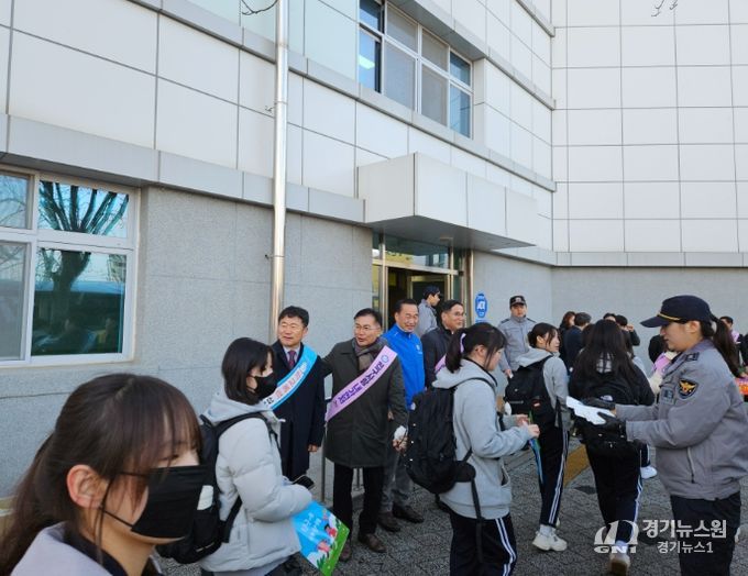 등굣길 학교폭력 예방 캠페인