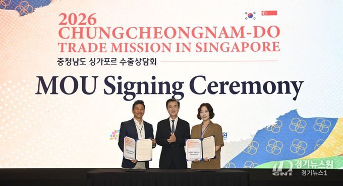김태흠 충남도지사(가운데)가 5일 싱가포르 스위소텔 더 스탬포드 호텔서 개최한 수출상담회에서 MOU 체결 도내 기업, 싱가포르 바이어와 기념사진을 촬영하고 있다.