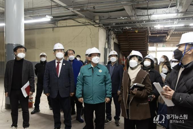 농수산물시장 시설을 점검하는 박강수 마포구청장