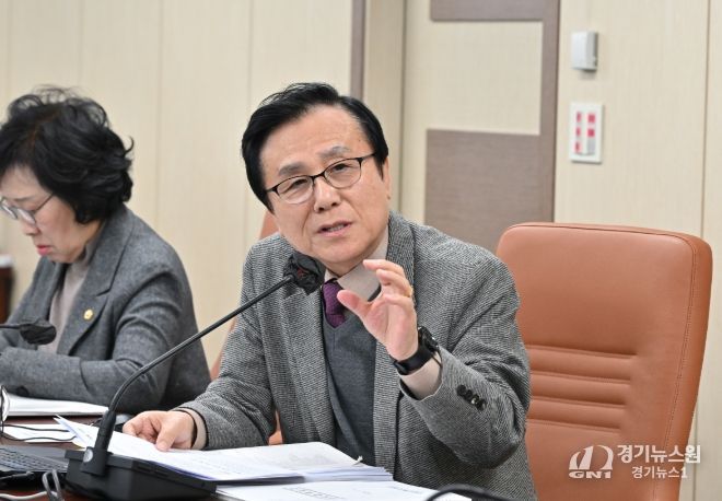 강석주 의원이 ‘제334회 임시회 보건복지위원회 복지실’ 업무보고에서 질의를 하고 있다.