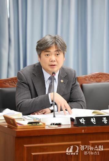 업무보고 질의 중인 박원종 전남도의원