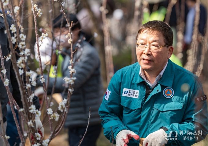 나무심기 행사에 참석한 김경호 광진구청장