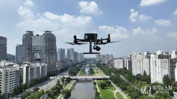 탄천 하늘을 날고 있는 성남시 드론 모습