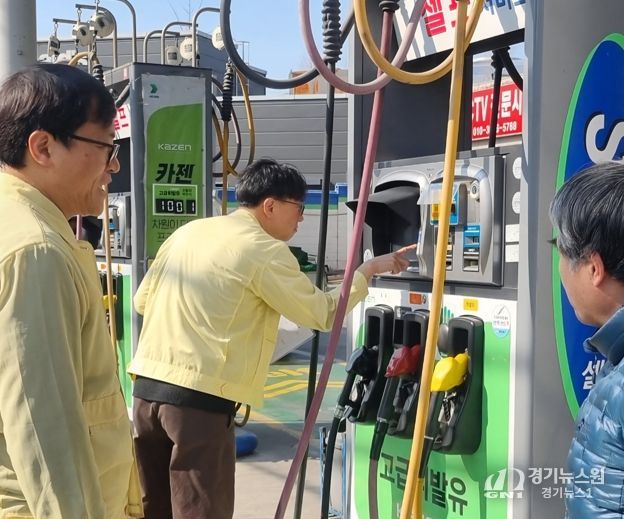 지난 13일 광명시 특별점검반이 관내 한 주유소에서 가격 표시 및 유통 질서 일제 점검을 실시하고 있다.