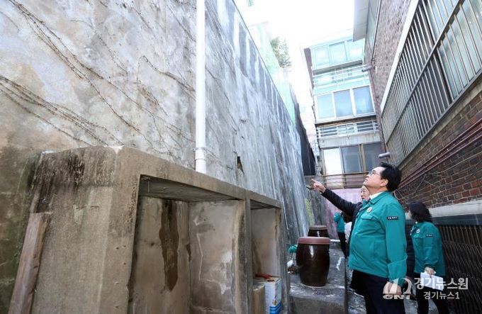 박일하 동작구청장이 13일, 동작구 사당동 한 주택가에서 해빙기를 맞아 노후 옹벽·석축 등 안전사고 예방을 위한 현장 점검을 하고 있다