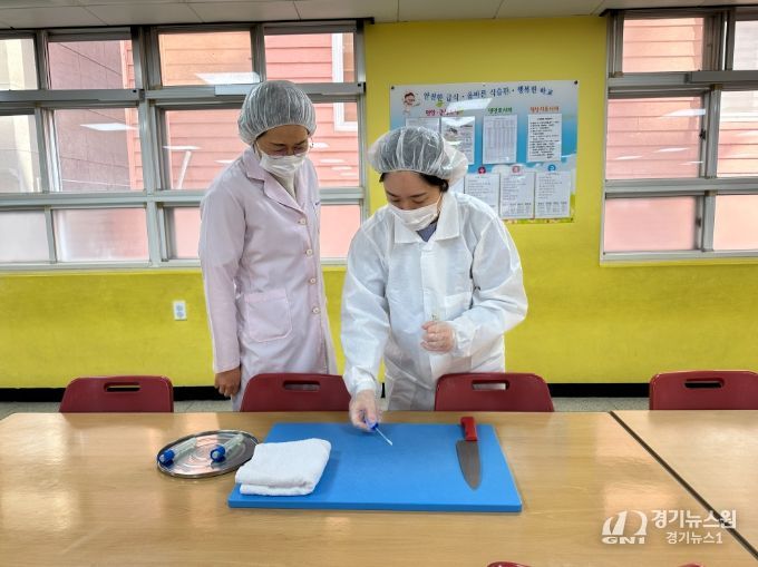 강북교육지원청 담당자가 16일 명촌초에서 학교급식 조리 용구 미생물 검사를 하고자 검체를 채취하고 있다.