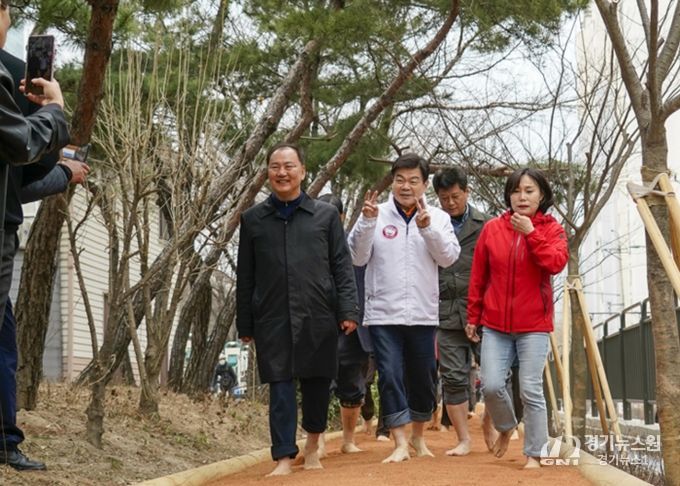 동대문구, 정릉천에 황톳길 열었다…맨발로 걷고 물소리로 쉬고