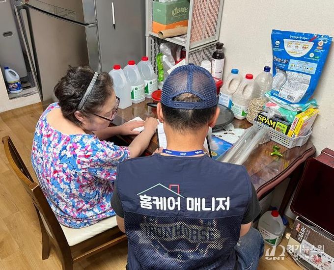 홈케어 매니저가 지원대상 가정을 방문해 간편 집수리와 상담을 진행 중인 모습