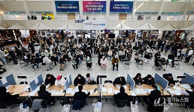 2026년 3월 16일 시청 중앙홀에서 천원주택 예비입주자 접수를 받고 있다