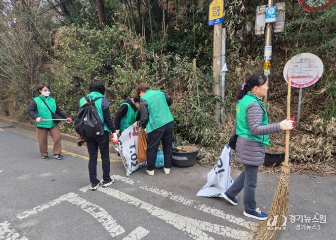 광명시 하안1동 행정복지센터는 지난 24일 다가오는 봄을 맞아 산뜻한 마을 환경을 조성하고자 ‘새봄맞이 대청소’를 실시했다.
