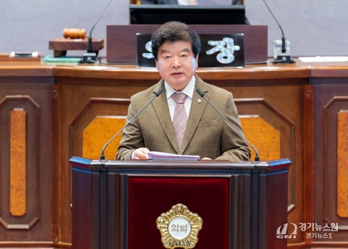 강남구의회 이동호 의원이 제333회 임시회 본회의에서 발언하고 있다.