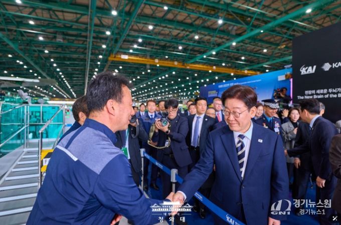 KF-21 양산 1호기 생산현장 시찰