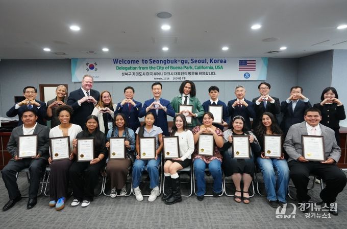 이승로 성북구청장(뒷줄 왼쪽 여섯 번째)과 관계자들이 기념 촬영을 하고 있다