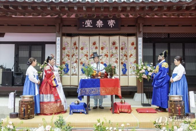 관악구 전통야외소극장에서 전통 혼례를 치르는 부부