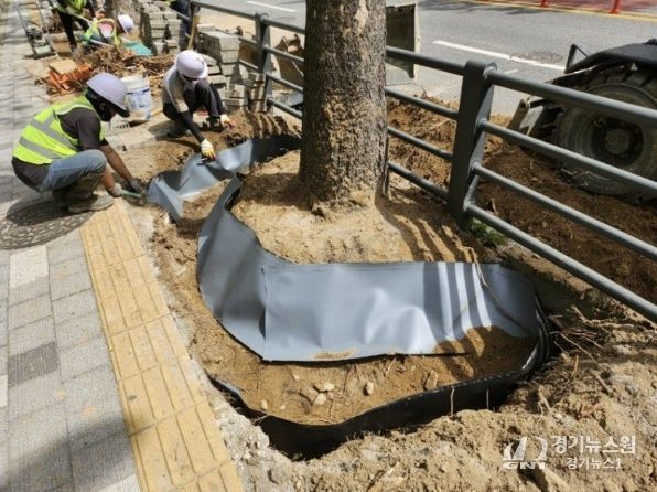 방근시트를 설치해 정비하는 모습