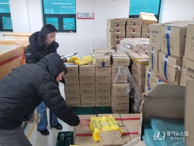 지난 25일 광명시청 자원순환과 직원들이 광명도시공사에서 관리하는 종량제봉투 보관창고를 방문해 재고를 점검하고 있다.