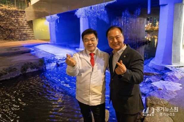 성북천 안감교에 조성된 ‘무지개분수’에서 25일 이필형 동대문구청장(왼쪽)과 이병윤 서울시의원이 기념촬영을 하고 있다