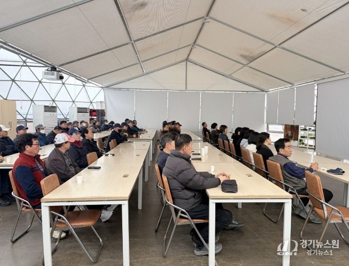 공원관리 현업 종사자들이 작업 안전 수칙 및 사고 예방 교육을 받고 있다.