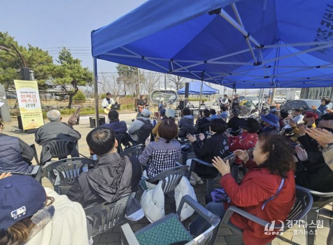 시흥시 신현동, 봄 여는 따뜻한 선율…‘봄 마중 버스킹 공연’마쳐