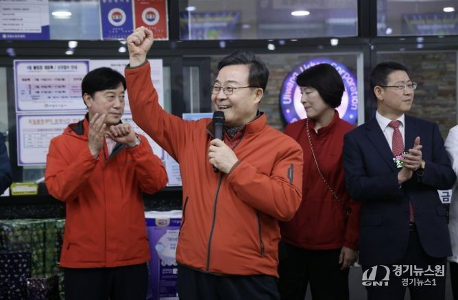 김성제 의왕시장이 대회 참가 선수들을 격려하고 있다.