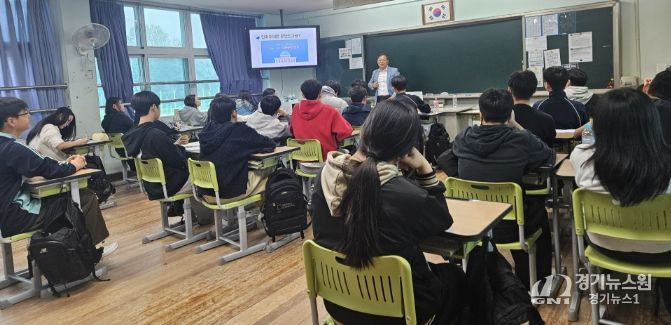 문흥중학교에서 3학년 학생을 대상으로 한국인권교육원 이건근 연구소장이 ‘학교로 찾아가는 민주시민교육’ 강의를 진행하고 있다.