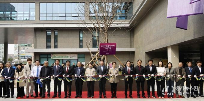 이상일 용인특례시장이 1일 열린 '보정미르휴먼센터 개관식'에서 기념사를 하고 있다.