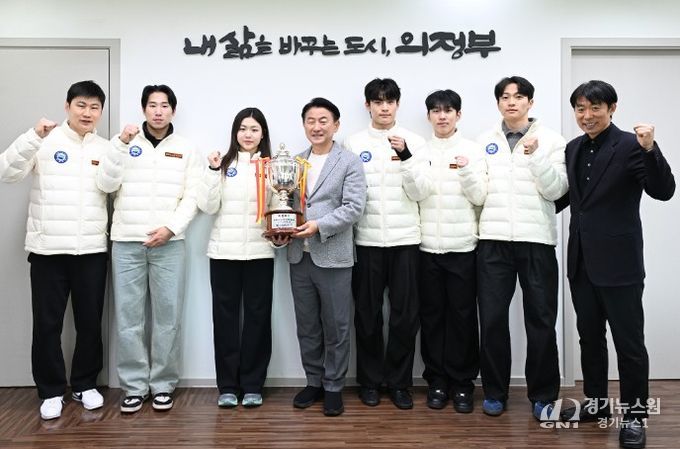 4월 7일 의정부시청 빙상팀이 시장실을 방문해 기념촬영을 하고 있다.